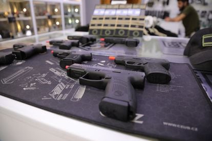 Pistolas expuestas para un cliente en la armería de Caliber 3.