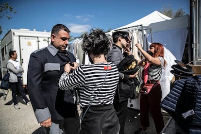 El equipo de vestuario trabaja con los actores de 'Los pacientes del doctor García'.