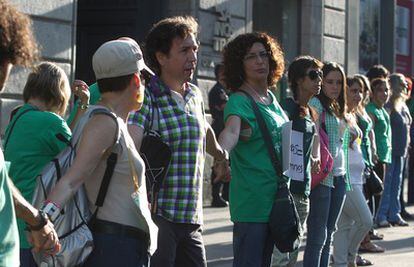 Cadena humana alrededor de la Consejería de Educación para seguir protestando por los recortes.