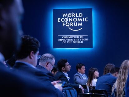Un grupo de participantes sigue una de las sesiones del Foro de Davos.