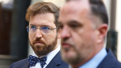 El diputado de Ciudadanos en el País Vasco Luis Gordillo (a la izquierda), acompañado por el presidente del PP vasco, Carlos Iturgaiz, este jueves.