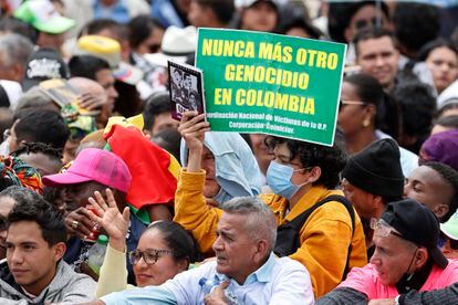 Miles de personas se agolparon desde temprano en las atrincheradas calle del centro de la capital colombiana para acceder a la Plaza Simón Bolívar.