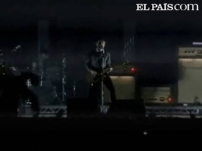 En el escenario, y siguiendo su tónica habitual, Franz Ferdinand resucitó la energía del Festival de Benicàssim tras las inclemencias meteorológicas que habían aguado este viernes el ánimo de los asistentes. El grupo arrancó con su pop anfetamínico y temas como 'Take me out', 'Michael', 'The dark of the matineé' y 'This fire'.