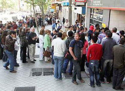 Colas de inmigrantes en Madrid durante el proceso de regularización por razones económicas en 2005.