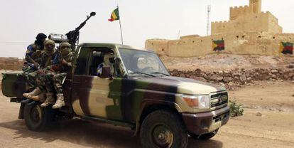 Soldados malienses patrullan Kidal, en el norte de Mal&iacute;, el pasado julio.