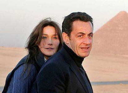 La cantante Carla Bruni y el presidente francés, Nicolas Sarkozy, el 30 de diciembre en Egipto.