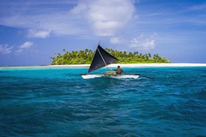 Una embarcación tradicional ante uno de los atolones de la república insular de Kiribati, en el océano Pacífico.