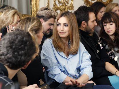 Julie Gayet, en el centro, en un desfile en Par&iacute;s el pasado mes de enero.