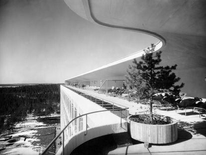 Imagen de la terraza del sanatorio Paimio cuando aún estaba en funcionamiento, donde se ve a los pacientes de tuberculosis tomando el aire como parte de su tratamiento.