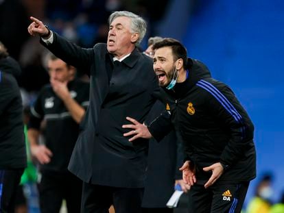 Carlo Ancelotti y Davide Ancelotti, durante un partido del Real Madrid en el Bernabéu.