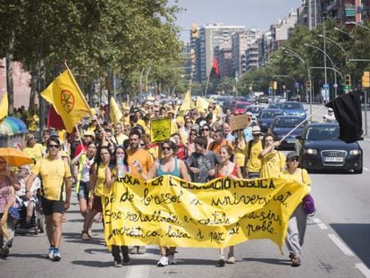 La marcha de la Assemblea Groga, esta mañana a su paso por la avenida Meridiana de Barcelona.