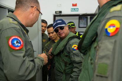 El presidente Gustavo Petro, vestido de la fuerza aérea antes de abordar un cazabombardero Kfir, este sábado.