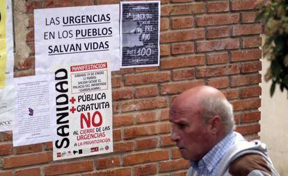 Carteles contra el cierre de las urgencias m&eacute;dicas en Chiloeches (Guadalajara).