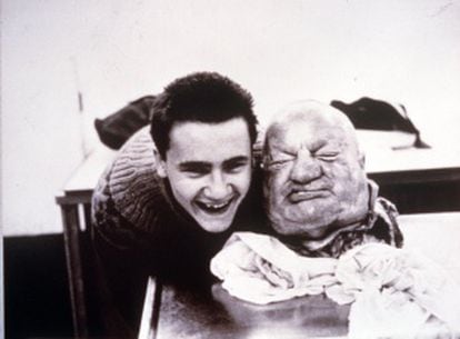 ‘With dead head’: con 16 años, Damien Hirst se fotografió junto a la cabeza seccionada de un cadáver.