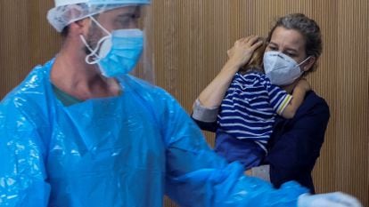 Una madre y su hijo esperan a ser atendidos en la unidad pediátrica de covid en Palma de Mallorca, en octubre de 2020.