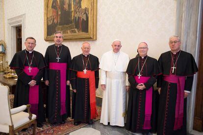 El Papa se reúne con clérigos de la Conferencia Episcopal de Chile, este lunes.