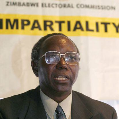Lovemore Sekeramai, el jefe de la oficina electoral de Zimbabue