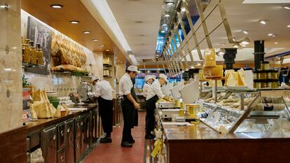 El jamón de Parma, con denominación de origen, los quesos y los embutidos son algunos de los productos estrella de Peck. son uno de los platos fuertes de la tienda.