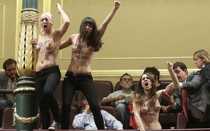 Las activistas de Femen irrumpen en el Congreso.