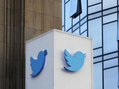 El logo de Twitter, ante la sede de la compañía en San Francisco.