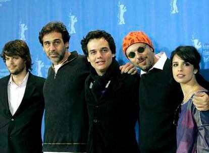 De izquierda a derecha, los productores Eduardo Constantini jr. y Marcos Prado, el actor Wagner Moura, el director José Padilha y la actriz Maria Ribeiro posan  ayer en Berlín.