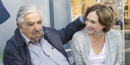 El expresidente uruguayo Jos&eacute; Mujica y la alcaldesa de Barcelona Ada Colau.