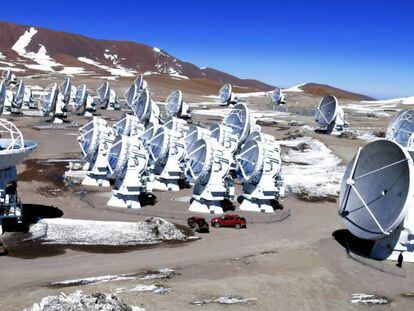 ALMA está compuesto por 66 antenas de alta precisión ubicadas en el llano de Chajnantor, a 5.000 metros de altitud en el norte de Chile.
