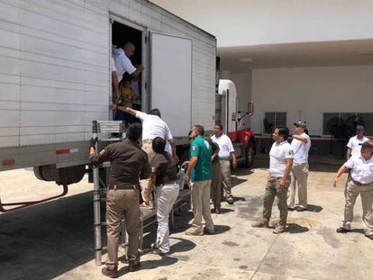 Agentes migratorios interceptan a un grupo de migrantes en Veracruz.