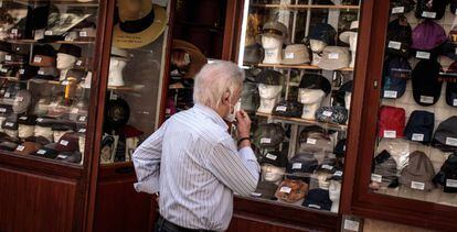 Un cliente observa una tienda de sombreros en Valencia. 