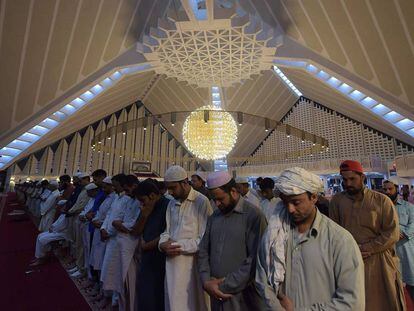 Musulmanes pakistan&iacute;es oran en el primer d&iacute;a del Ramad&aacute;n en la gran mezquita Faisal de Islamabad.
