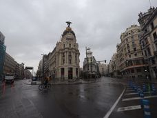 Vista de la intersección entre la calle Alcalá y la Gran Vía de Madrid, totalmente vacía el jueves 16 de abril.