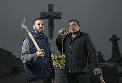 Raúl y David Peinado, enterradores de Colmenar Viejo.