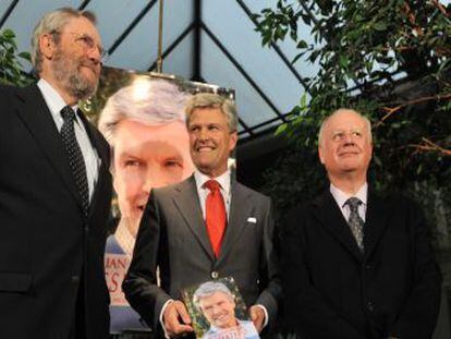 En la presentación del acto, de izquierda a derecha, Rafael Moreno, Juan Antonio Ruiz Espartaco y Juan Echanove.