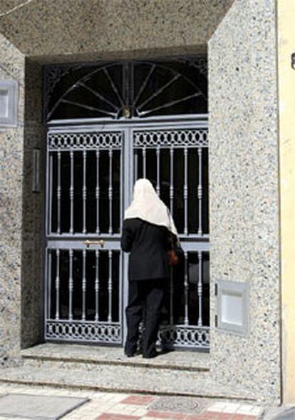 Una mujer, ante el edificio de Málaga donde ayer se practicó una detención.