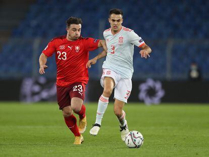 Sergio Reguilon se escapa de la marca de Shaqiri, en el Suiza-España de la UEFA Nations League disputado en noviembre