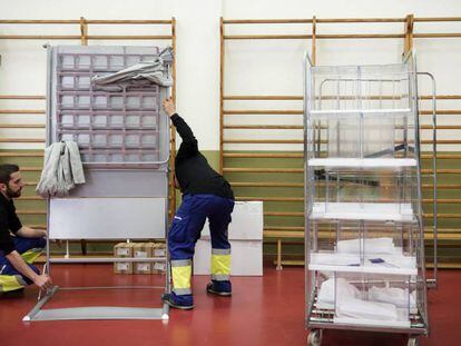 Preparativos en un colegio electoral de Barcelona para las elecciones generales del domingo.