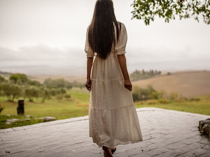 Al llibre, Ernestina, la mare, fa quinze anys que viu a la Toscana.