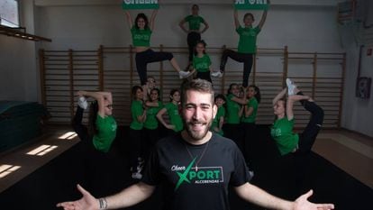 Carlos Alonso Díaz, instructor de cheerleading, con el equipo de CheerXport Alcobendas en el IES Ágora Alcobendas
 