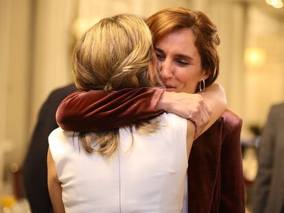 La vicepresidenta segunda y ministra de Trabajo y Economía Social, Yolanda Díaz, se abraza con la portavoz de Más Madrid en la Asamblea, Mónica García.