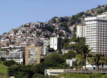 La favela de Vidigal, en Río de Janeiro, donde un empresario planea construir un complejo turístico de lujo. A la derecha, el hotel Sheraton.