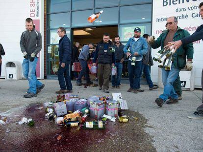 Viticultores franceses rompen botellas de vino espa&ntilde;ol a las puertas de un supermercado en la regi&oacute;n de Guard. 