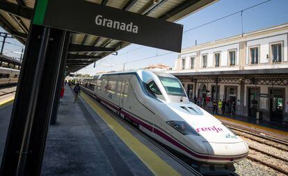 Llegada del AVE a la estación de tren de Granada, en junio pasado.