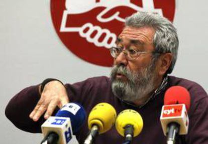 El secretario general de UGT, Cándido Méndez, hace declaraciones a la prensa en las Jornadas confederales de negociación colectiva.