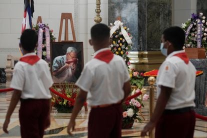 Niños rinden tributo a Eusebio Leal, el historiador oficial de La Habana, en el capitolio de la capital cubana, este jueves.