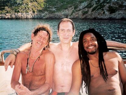Gay Mercader (en el centro) aparece junto a Keith Richards (a la izquierda) en unas vacaciones de verano juntos.
