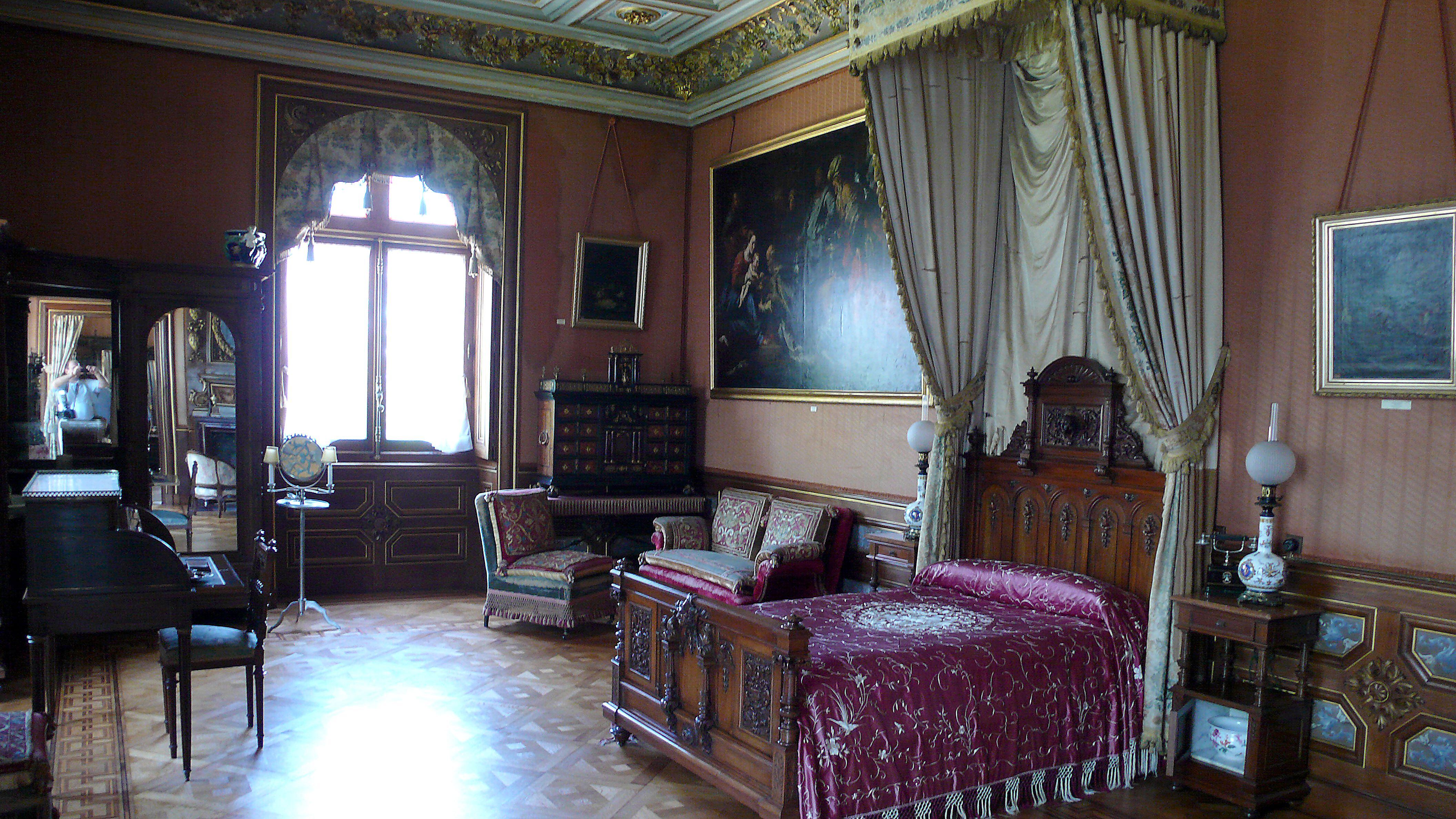 Uno de los dormitorios del Palacio de Selgas, que mantienen la decoración original de este quinta asturiana.