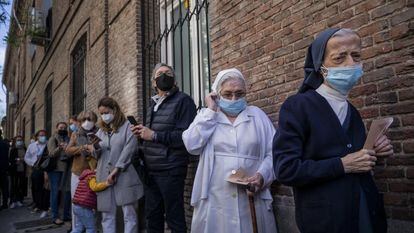 Varias personas hacen cola para votar en un colegio electoral del centro de Madrid, el pasado martes.