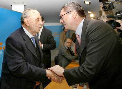 Manuel Fraga felicita a Gallardón por los resultados electorales tras el 27-M.