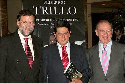 Federico Trillo, escoltado por Mariano Rajoy y Rodrigo Rato, momentos antes de la presentación del libro.