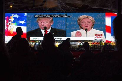 Varias personas ven la retransmisión del debate entre los dos candidatos en un establecimiento de West Hollywood, el 19 de octubre.